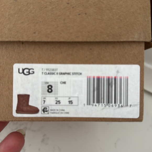 UGG CLASSIC II GRAPHIC STITCH SIZE T8
NWB - Picture 9 of 9
